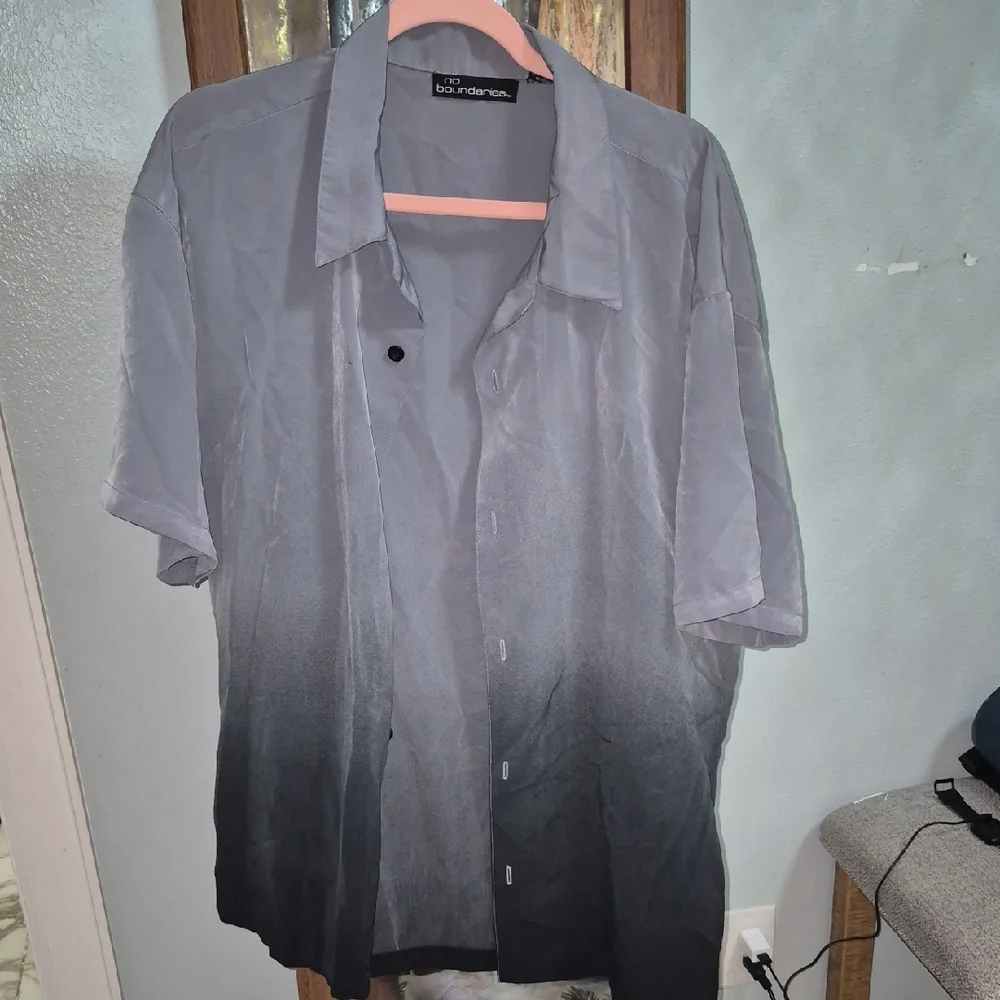 No Boundaries Gray Shirt - Picture 1 of 4
